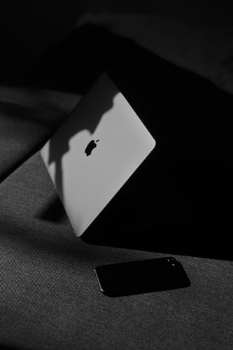 Macbook Och IPhone Pa Soffa